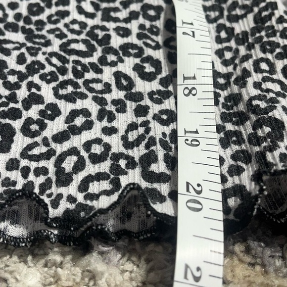 Black and white leopard print top with a V neck and short sleeves - Picture 5 of 5